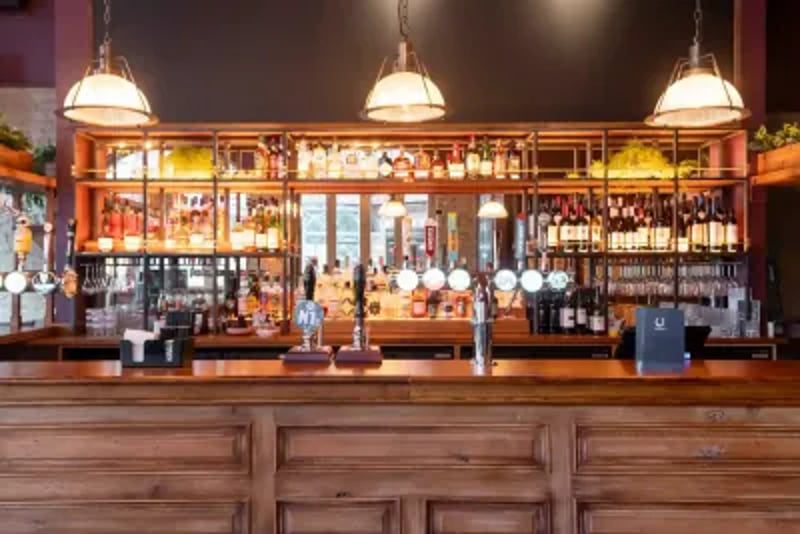 Stunning village pub in the heart of Hampstead. The Horseshoe is the perfect spot for great drinks, delicious seasonal food & absolutely the finest beer in North London. Our chefs work with some great producers and suppliers to create our ever-changing, seasonal food menu, and we pride ourselves on our stellar wine selection and sumptuous cocktails.
If you are looking for a spot for your favourite Sunday Roast in Hampstead after a walk on Hampstead Heath, the Horseshoe will fast become your new favourite. If you swing by, we guarantee a warm welcome and plenty of good vibes every day of the week!