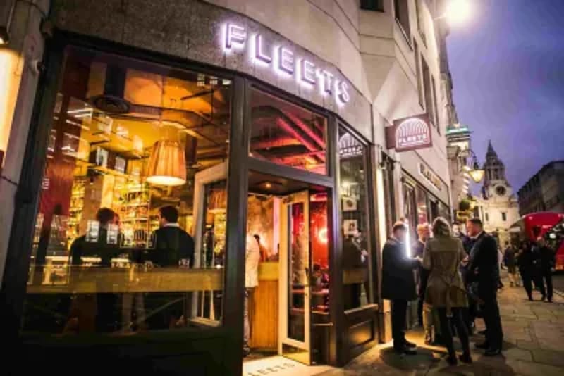 Right in the heart of the City, Fleets is the go-to for post-meeting pints and relaxed team socials. Close to St Paul’s but away from the rush, it’s a smart choice to relax. Inside, you’ll find inviting spaces, rich textures, and a menu packed with crowd-pleasers. Perfect for long lunches, quick pints, or lingering evenings.