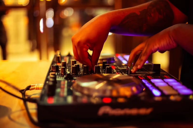 Queen's Head LIVE DJ