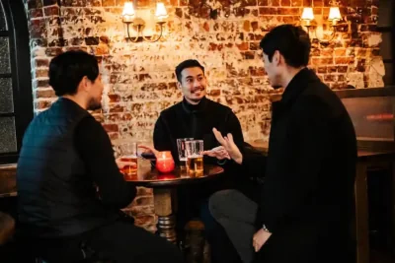 Queen's Head Shoreditch is the ideal place for after-work drinks, outrageous burgers & classic cocktails in East London. Our gorgeous bar is the perfect spot to meet up with friends & family for drinks, a bite, or both on Shoreditch High Street.