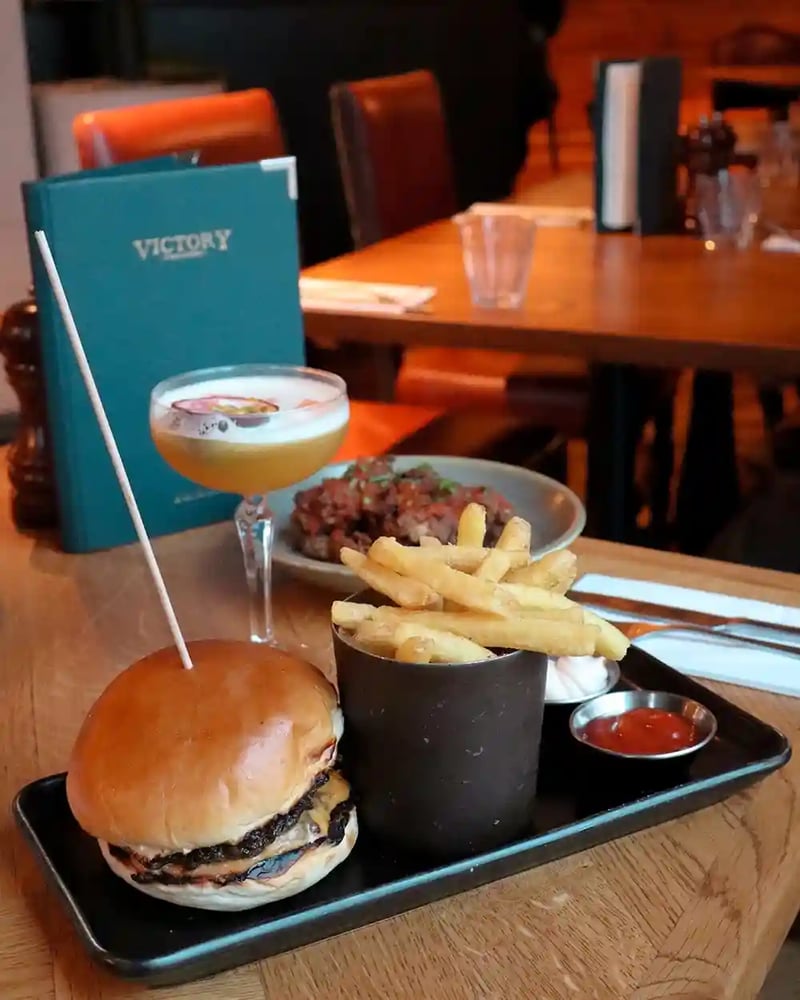 Sometimes, nothing hits the spot like a proper pub lunch. At Victory, every dish is created to satisfy - from quick bites for commuters, or those just looking for a hearty meal, we've got you covered 🤩 🍔