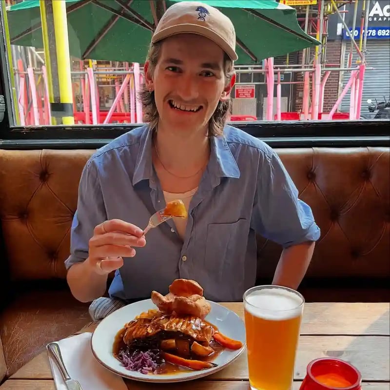 No Monday blues here — just roast potatoes, gravy, and a well-earned pint
🍽️🥩

#sundayroast #exmoutharms #pub #spring #longweekend #exmoutharms #exmouthmarket #pubfood