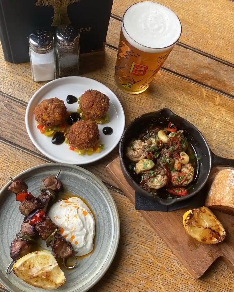 Have you tried out some of our new small plates? 🤤
Jerk spiced arancini with pepper salsa 
Prawns pil pil, chili & garlic, with sourdough 
Harissa Devon lamb skewers, minted yoghurt ☀️

Perfect to accompany your pint! Our kitchen is open until 10pm so come on down! ☀️

#smallplates #foodlover #wheatsheaftootingbec #sw17pubs #pubsoftooting #summervibes #foodinstagram
