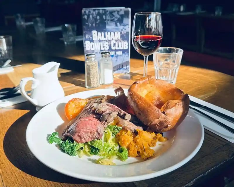 Join us this bank holiday weekend! Our kitchen will be open for more delicious roasts Sunday 12-8pm and Monday 12-6pm 🤤 book via link in bio!