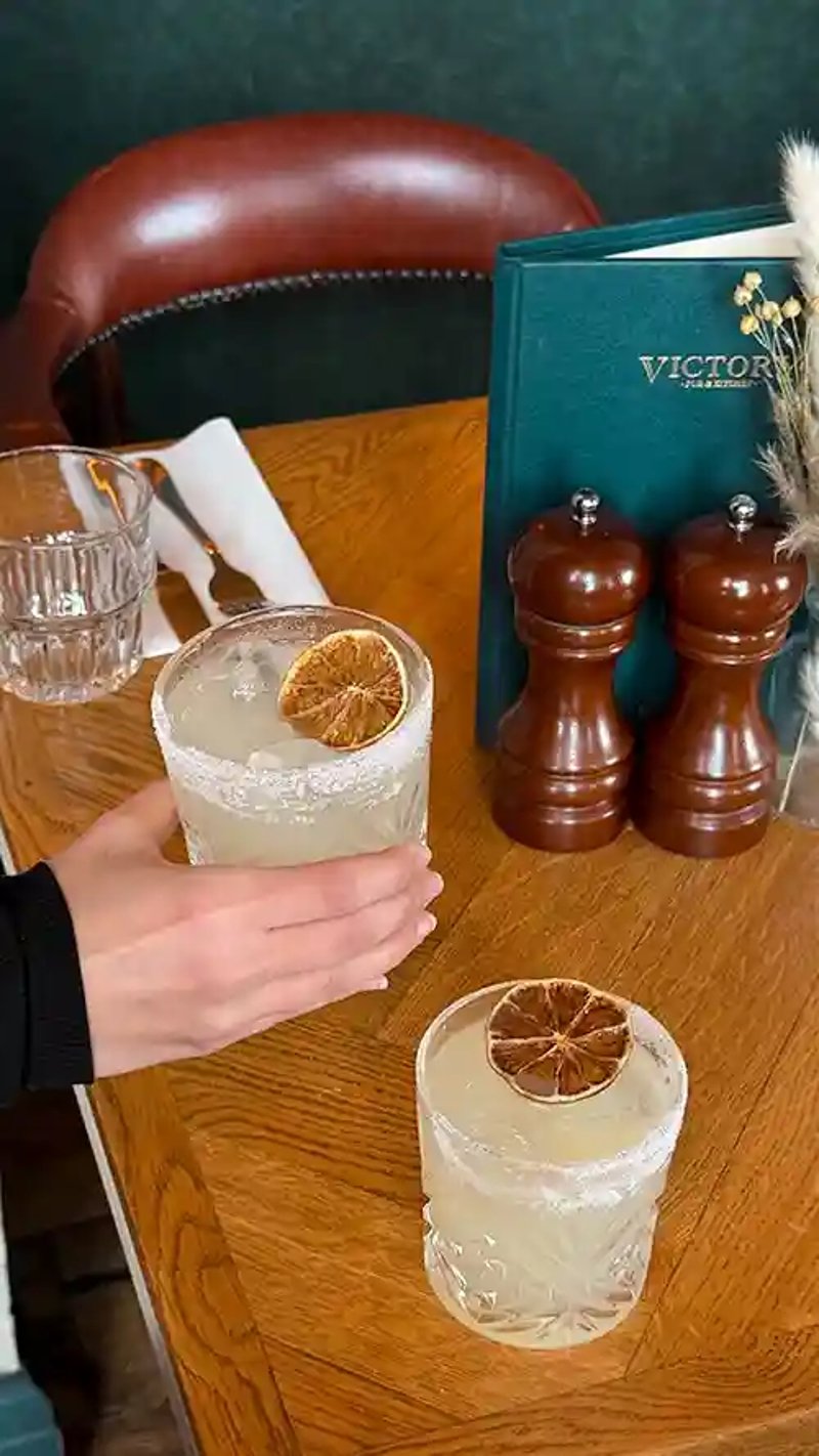 I think you need a mid week pick-me-up, don’t you agree? 👀🍸