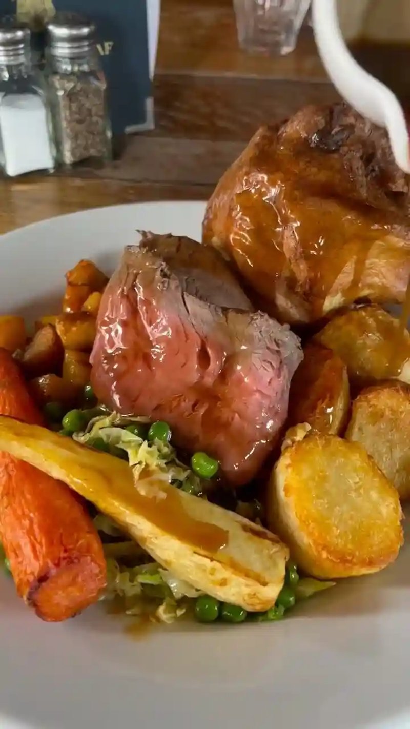 A moment for some of our best gravy pours 😍😍😍

Tooting’s favourite Sunday roast. Book now for lunch tomorrow. Get ahead of the game and book for Father’s Day next week. Beef, pork, chicken, veggie wellington. Yum!!

#sunday #sundayroast #sundaylunch #sundaydinner #sundayfunday #gravy #gravylover #tooting #tootingbec