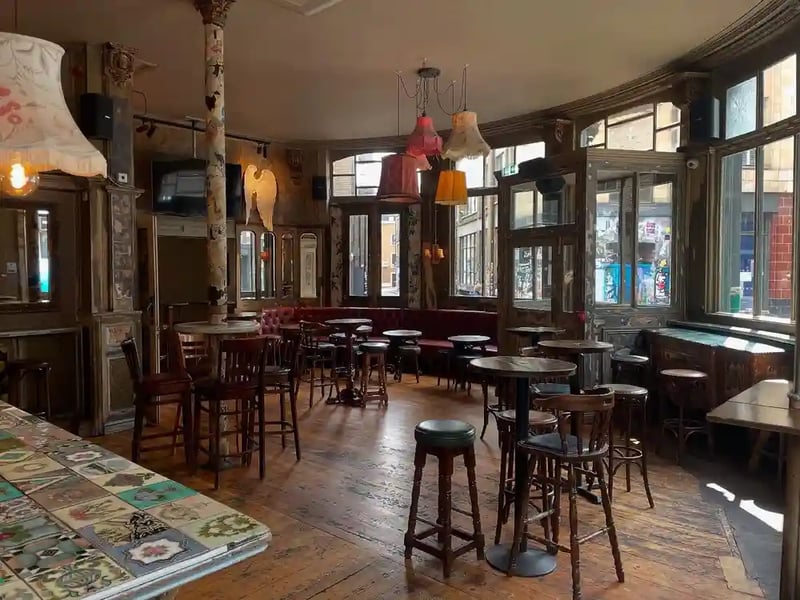 That pub in Shoreditch with the beautiful tiled bar is Sunday ready! 🍻 Beers are cold, teams ready and the Sun(at this moment in time) is shining… What more could you ask for…