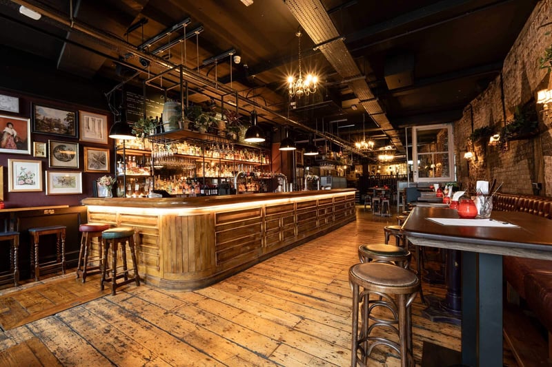 The Queen's head might just be the most flexible pub in London!
We have plenty of spaces around the pub and can cater for any event from drinks bookings to full venue hire, if you need one we have a space with your name on it.
