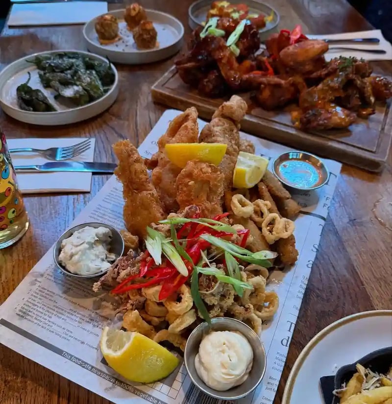 We reckon dad would be pretty happy with this spread on Father’s Day 🤤 Choose from our Mezze board, Crispy chicken board or Fish board, all perfect for sharing!