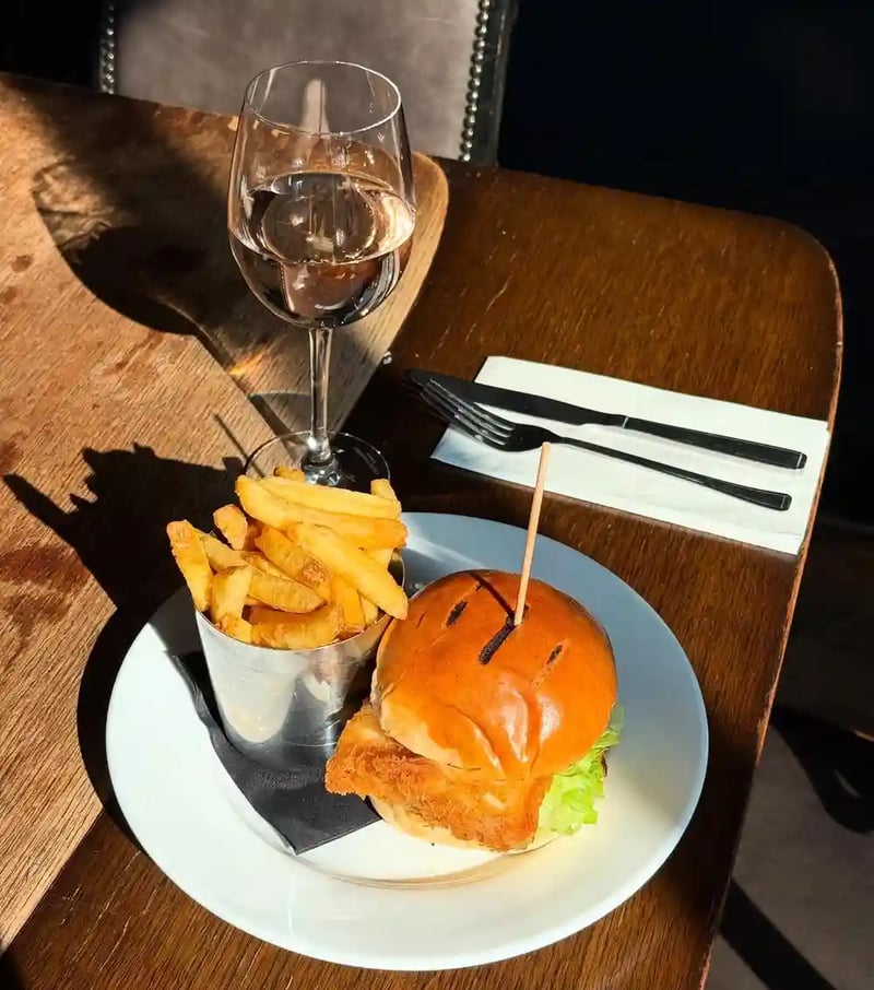 Sandos in the sun 🌞 

Quiz at 7.30pm, get your thinking caps on and rally up the squad! 🎉