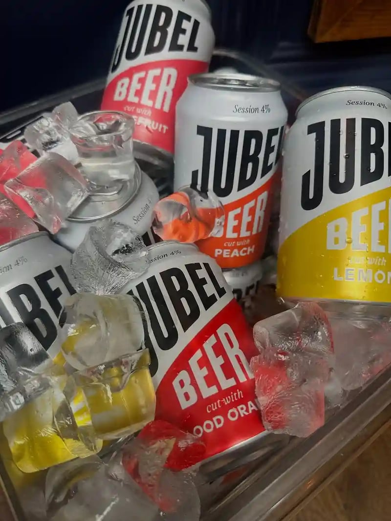 Thirsty Thursday is upon us with +30C! You definitely need a pint or 5! 
Our good friends from @jubelbeer will be greeting you with a little taster after work hours. Jubel peach on taps all night long! 
.
.
.
.
.
#pub #beer #jubel #thirtsythursday #fun #sunny #hot