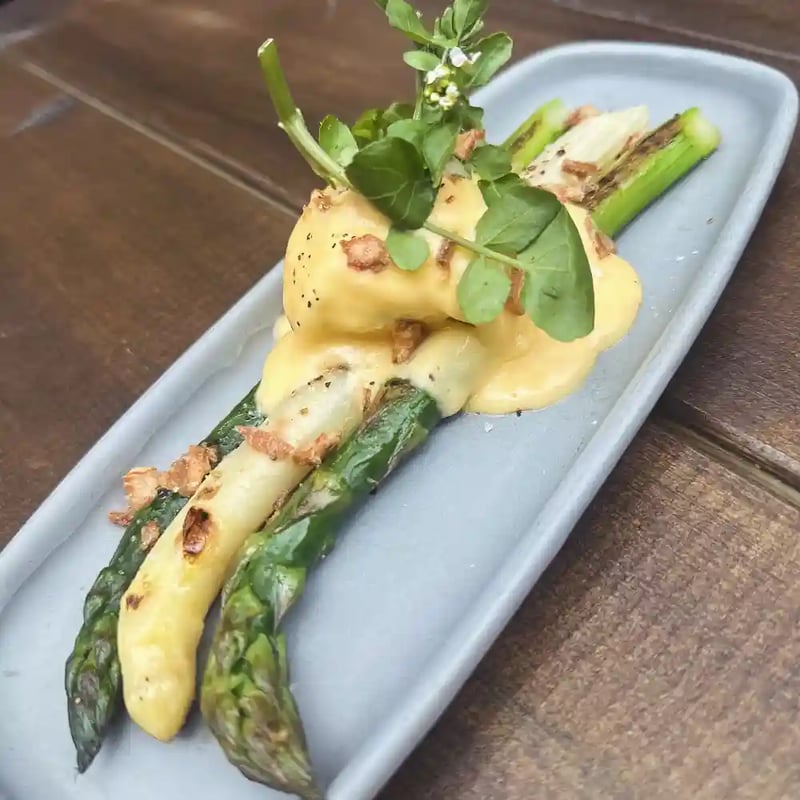 Asparagus season calls for this small plate starter dish. Add some side choice and you got yourself a nice light lunch. 
.
.
.
.
.
#pub #soho #londonliving #lunch #dinner #fun #goodvibes