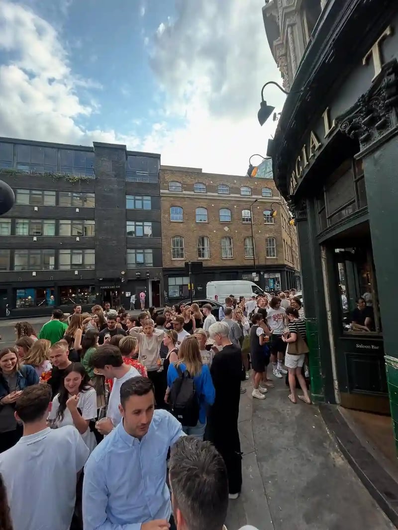 Pints flowing, sun shining, vibes high. Summer days done right! 😎😎🍺🍺#commercialtavern #eastlondon #bar #beer #summer #pints #team