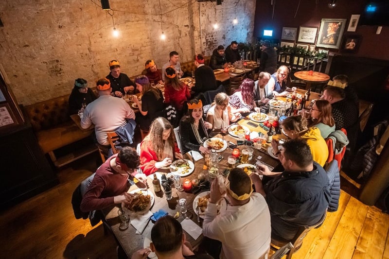 Queen's Head Shoreditch is the ideal place for after-work drinks, outrageous burgers & classic cocktails in East London. Our gorgeous bar is the perfect spot to meet up with friends & family for drinks, a bite, or both on Shoreditch High Street.