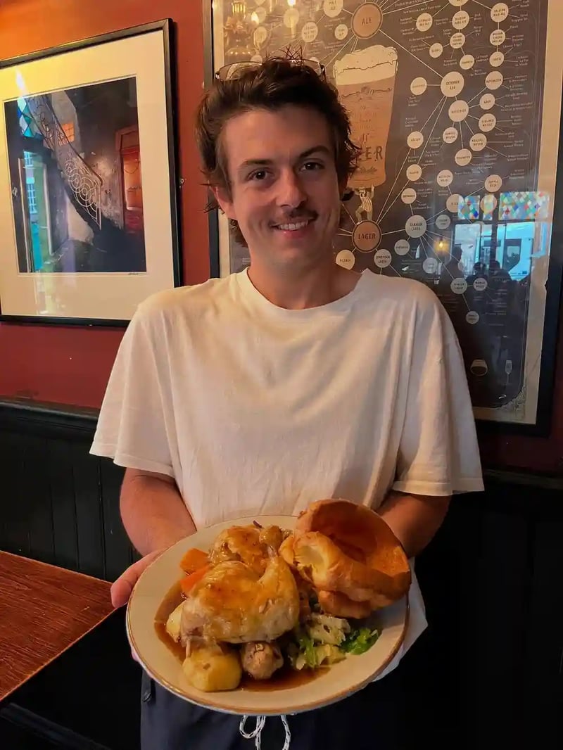 A smile only someone with a roast can have 😉😋

#sundayroast #exmoutharms #pub #exmoutharms #exmouthmarket #pubfood