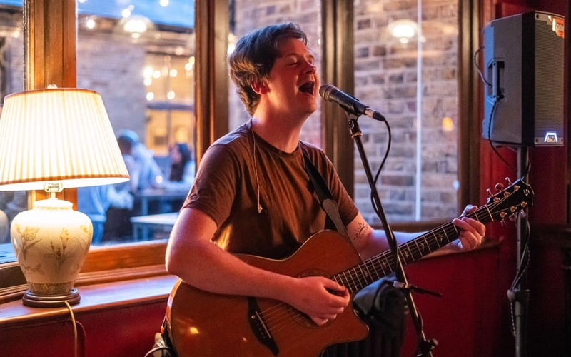 Catch Dan Pye – the voice lightning up the atmosphere, bringing his soulful sound to Singer Tavern.