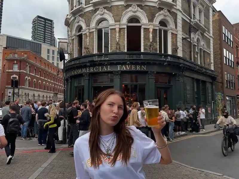 Friday pints at your favourite local.. lets gooooo 🫡 #shoreditch #beers #commercialtavern