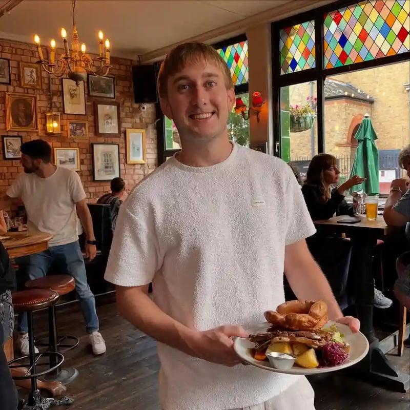 On Sundays we roast. Come and grab yours while it’s hot 🔥 🥩

#sundayroast #exmoutharms #pub #summertime  #freshroast #exmoutharms #exmouthmarket #pubfood
