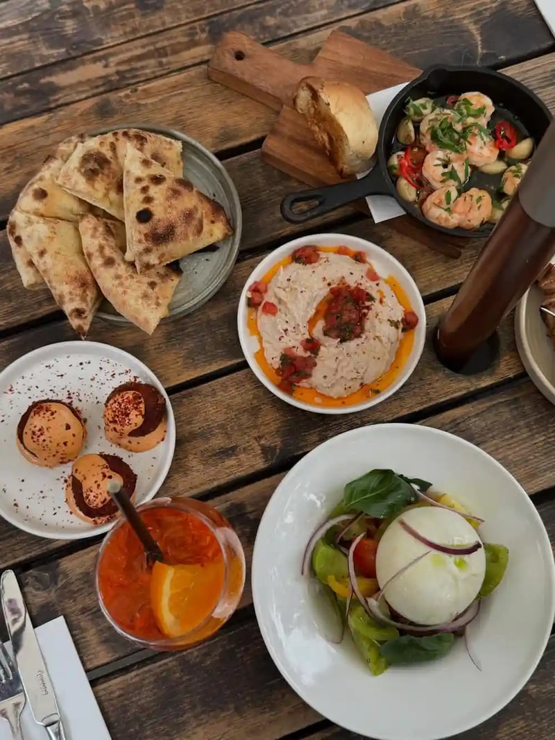 Small plates in the garden? Don’t mind if we do 😋😋😋

#smallplates #foodie #beergarden #aperolspritz