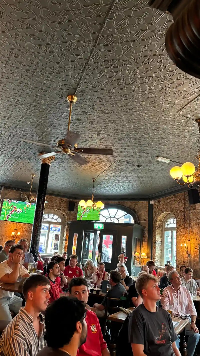 The Lions Tour continues 🦁 🏉 

If you’re not watching the last couple of games at the ‘Sheaf, you’re doing your Saturday morning alllll wrong…

#lionstour #rugbypub #saturdaymorning #brunch