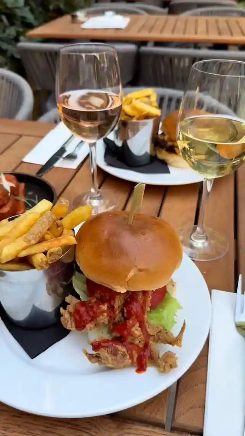 2 burgers for £20 - every monday from midday 

Including our delicious new crab burger 🍔 

#redlionleytonstone #burgers #eastlondon