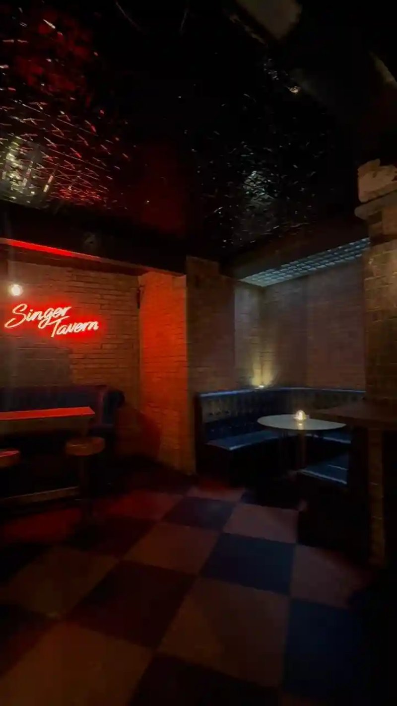📍5CC Cocktail Bar, Singer Tavern

The perfect space for your cocktail hour, and even an evening reception for up to 100 Guests!