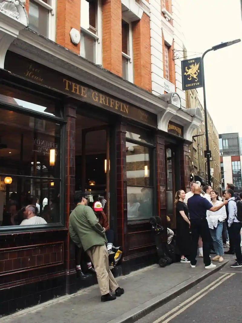 The weather is a bit moody, but the doors are open and the drinks are cold, so nothing to worry about!! 🍺🍾
