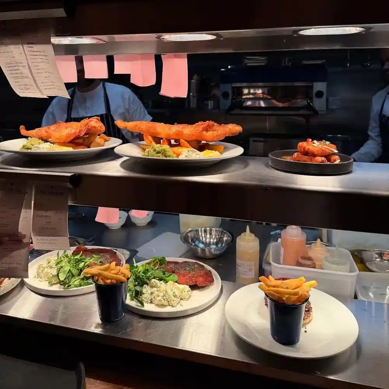 Friday night orders underway 🧑‍🍳🍽️