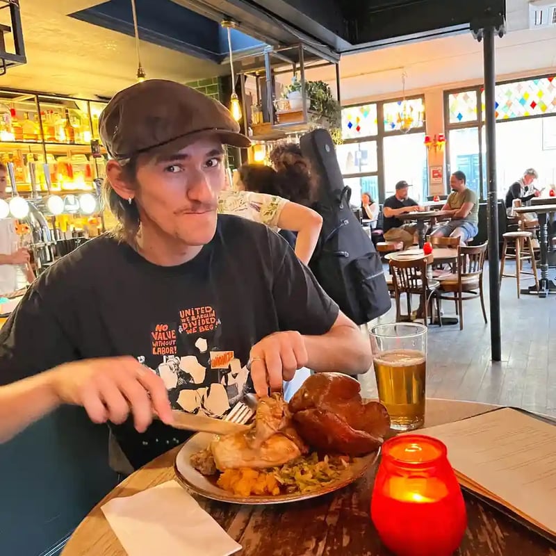 A cheeky chappie with a cheeky chicken roast 🐓❤️

#sundayroast #exmoutharms #pub #exmoutharms #exmouthmarket