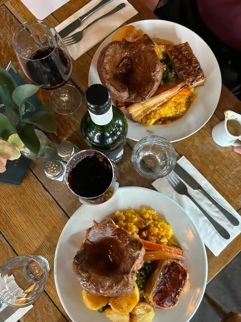A gloomy Sunday can only mean one thing - it’s time for a Wheatsheaf roast 😍😍

#sundayroast #sundaylunch #roastpork #veganroast