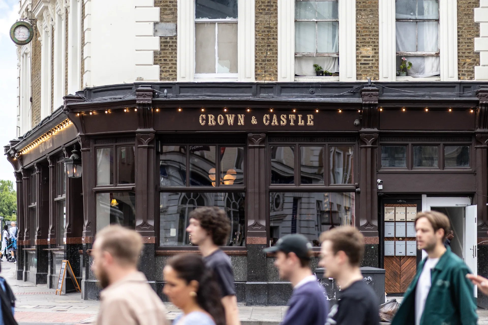 Crown & Castle is the perfect spot for great drinks in East London. Our beautiful bar is the ideal spot to meet up with friends & family for drinks on Kingsland Road.