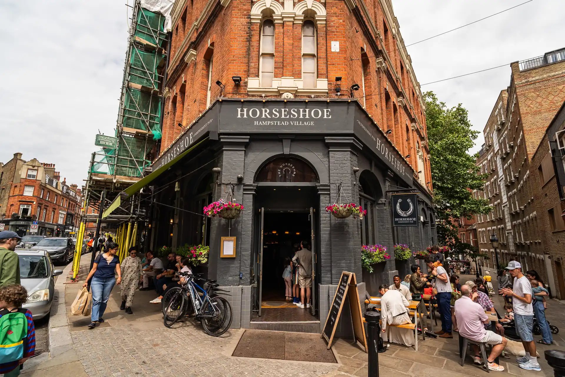 Stunning village pub in the heart of Hampstead. The Horseshoe is the perfect spot for great drinks, delicious seasonal food & absolutely the finest beer in North London. Our chefs work with some great producers and suppliers to create our ever-changing, seasonal food menu, and we pride ourselves on our stellar wine selection and sumptuous cocktails.
If you are looking for a spot for your favourite Sunday Roast in Hampstead after a walk on Hampstead Heath, the Horseshoe will fast become your new favourite. If you swing by, we guarantee a warm welcome and plenty of good vibes every day of the week!
