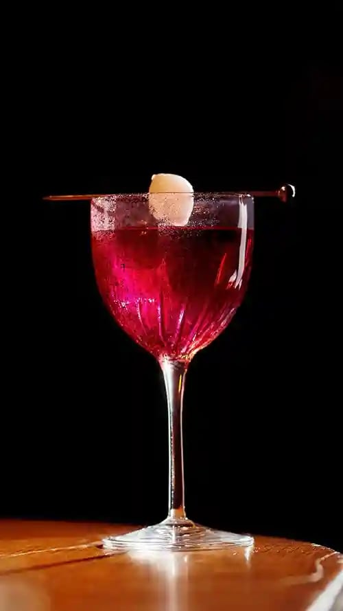 ✨ ULTIMATE GIBSON ✨

Not your average Martini -  this one’s for the bold, the curious, and the slightly unhinged (in the best way). The drink is bright and punchy, built on Pod Vodka - yes, vodka made from peas 🫛 

_

✨ INGREDIENTS:

‘Pod’ pea vodka
Noilly Prat
Linie aquavit, 
Absinthe
House-pickled red cabbage, pickled onion
_

Think: earthy, herbaceous, with a savoury edge that lingers like a good plot twist!