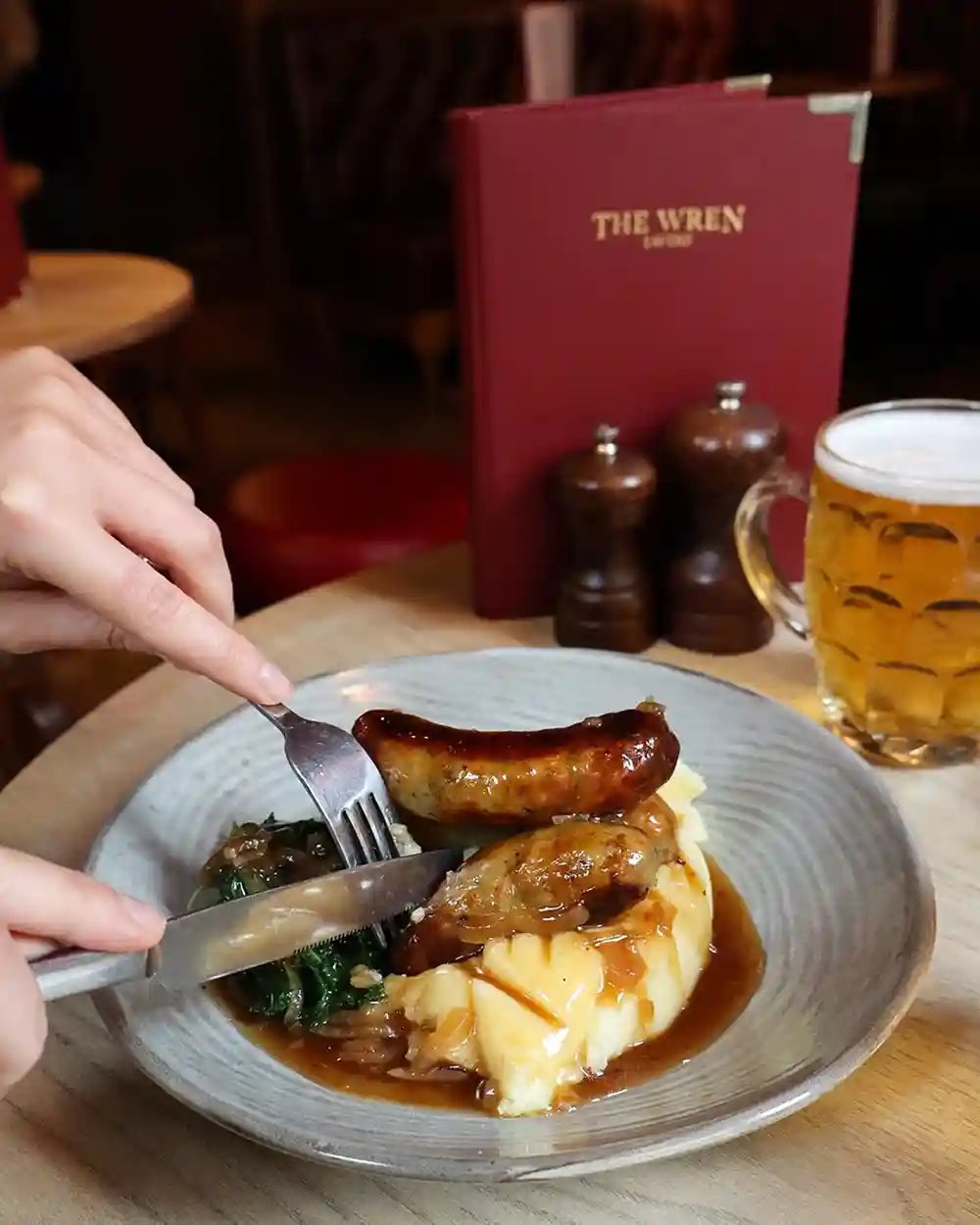 As the weather cools, comfort food is the way to go 🍽️ Our pub classic Sausages & Mash always hits the spot 🤤